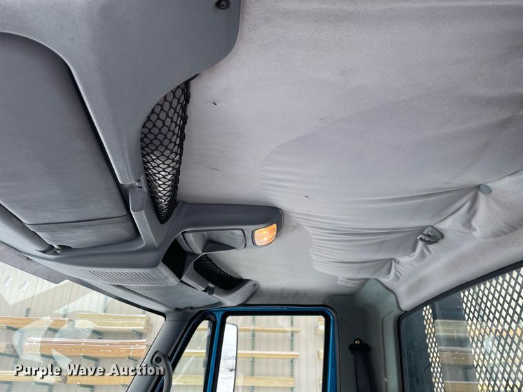 image for item MA9886 2005 International 4200  flatbed truck