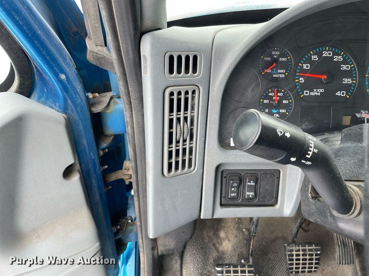 image for item MA9886 2005 International 4200  flatbed truck