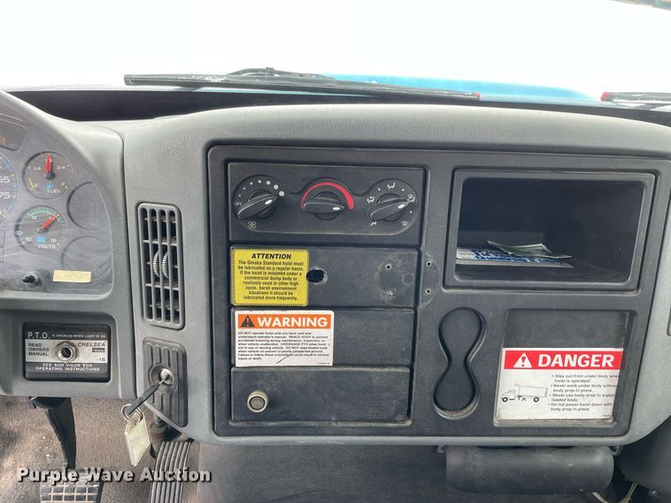 image for item MA9886 2005 International 4200  flatbed truck