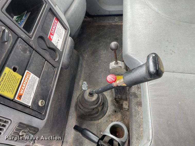 image for item MA9886 2005 International 4200  flatbed truck