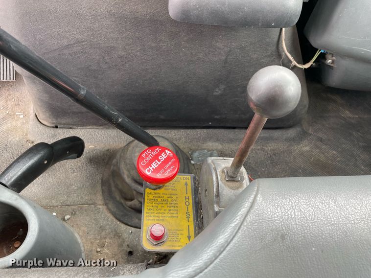 image for item MA9886 2005 International 4200  flatbed truck