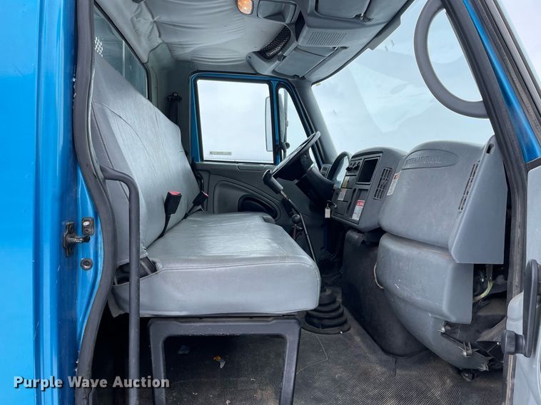 image for item MA9886 2005 International 4200  flatbed truck