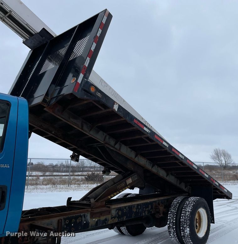 image for item MA9886 2005 International 4200  flatbed truck