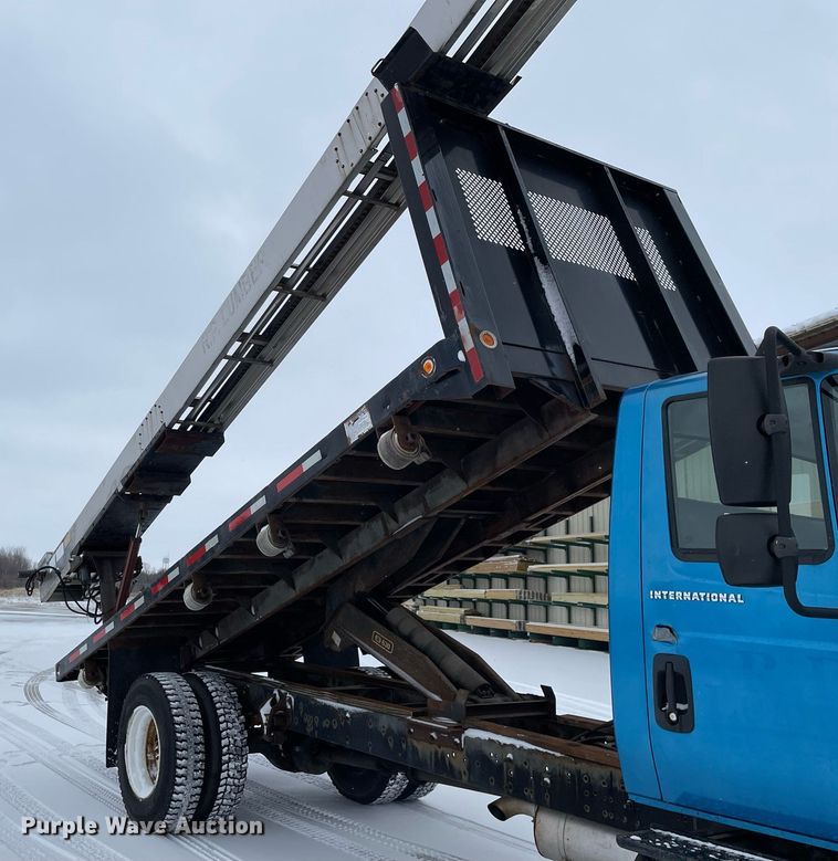 image for item MA9886 2005 International 4200  flatbed truck