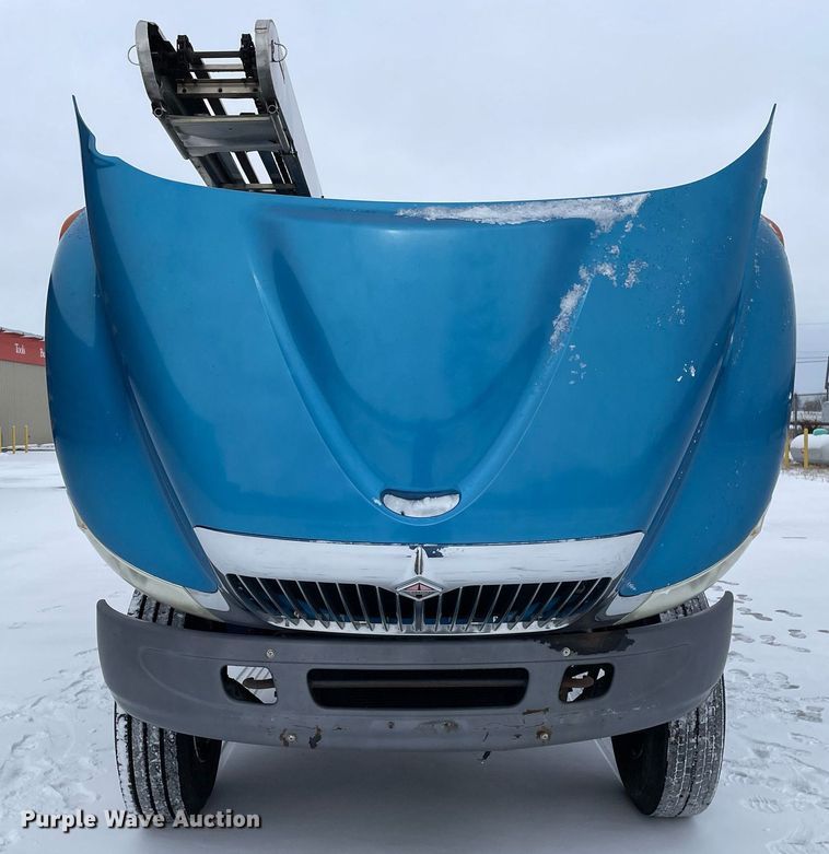 image for item MA9886 2005 International 4200  flatbed truck