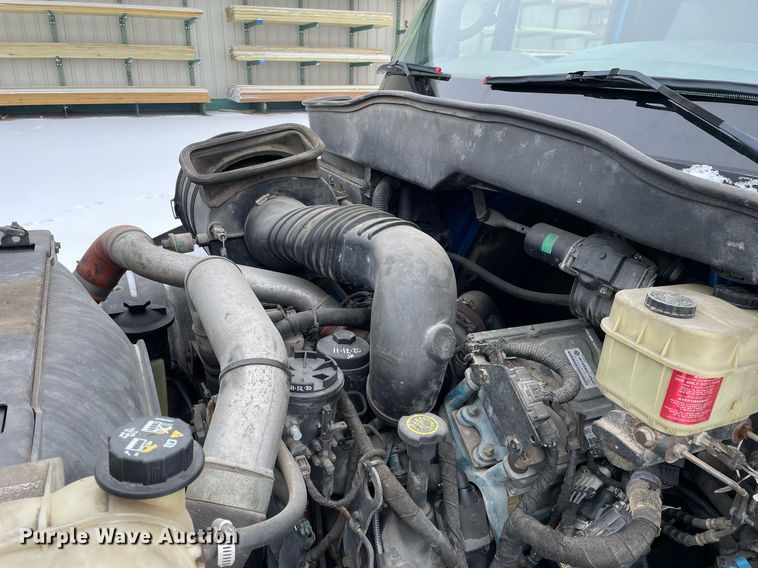 image for item MA9886 2005 International 4200  flatbed truck