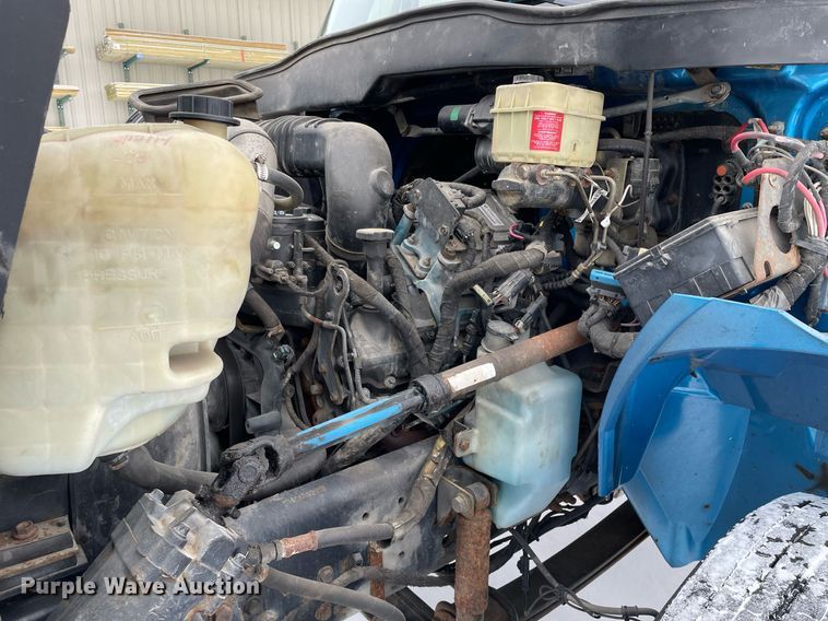 image for item MA9886 2005 International 4200  flatbed truck