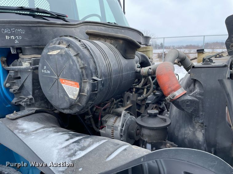 image for item MA9886 2005 International 4200  flatbed truck