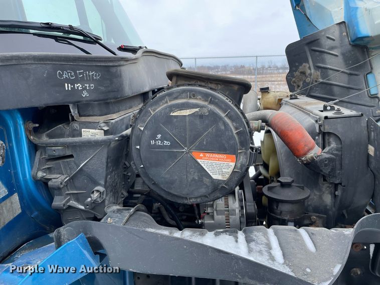 image for item MA9886 2005 International 4200  flatbed truck