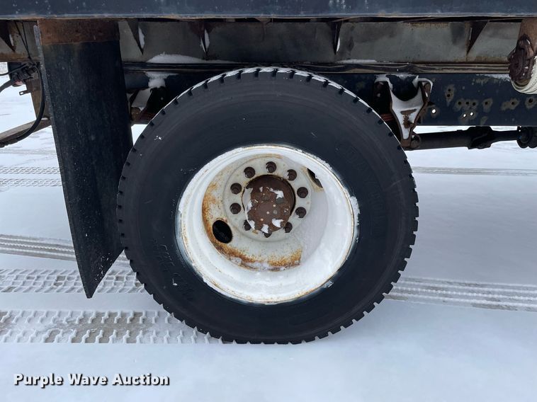 image for item MA9886 2005 International 4200  flatbed truck