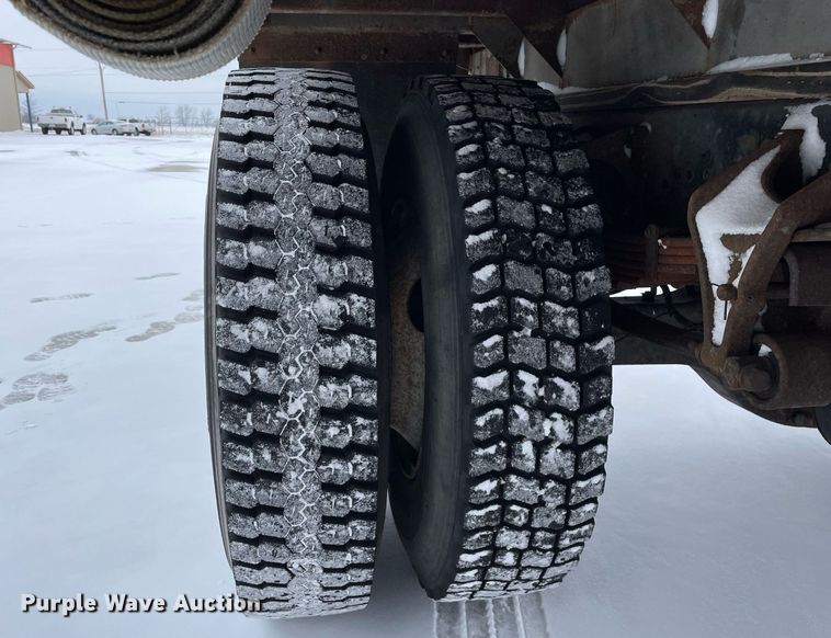 image for item MA9886 2005 International 4200  flatbed truck