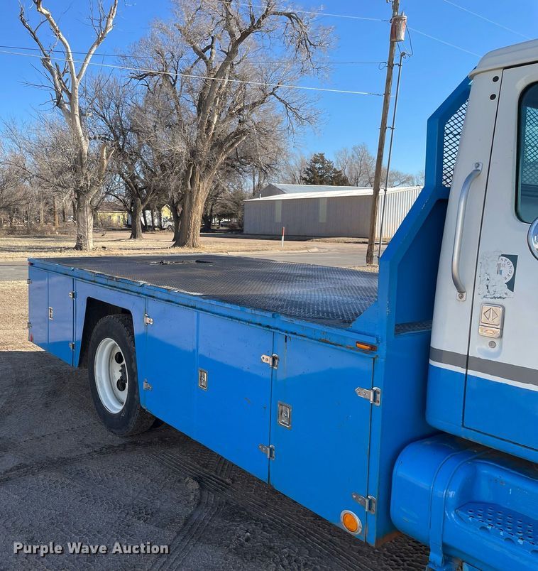 image for item MA9955 1995 International 4700  flatbed truck