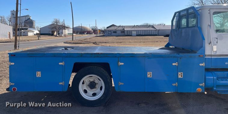 image for item MA9955 1995 International 4700  flatbed truck