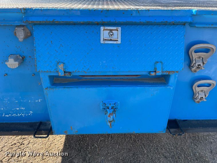 image for item MA9955 1995 International 4700  flatbed truck