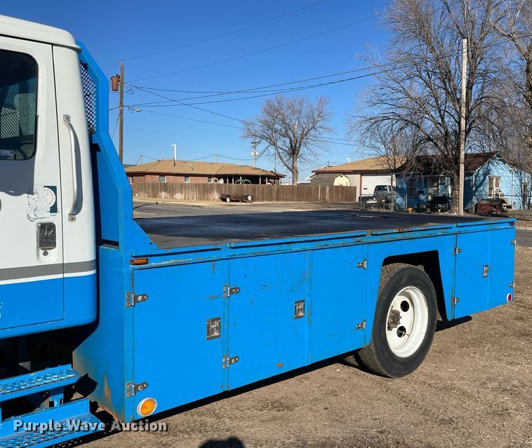 image for item MA9955 1995 International 4700  flatbed truck