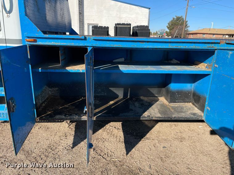 image for item MA9955 1995 International 4700  flatbed truck