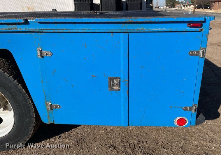 image for item MA9955 1995 International 4700  flatbed truck