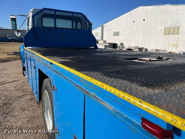 image for item MA9955 1995 International 4700  flatbed truck