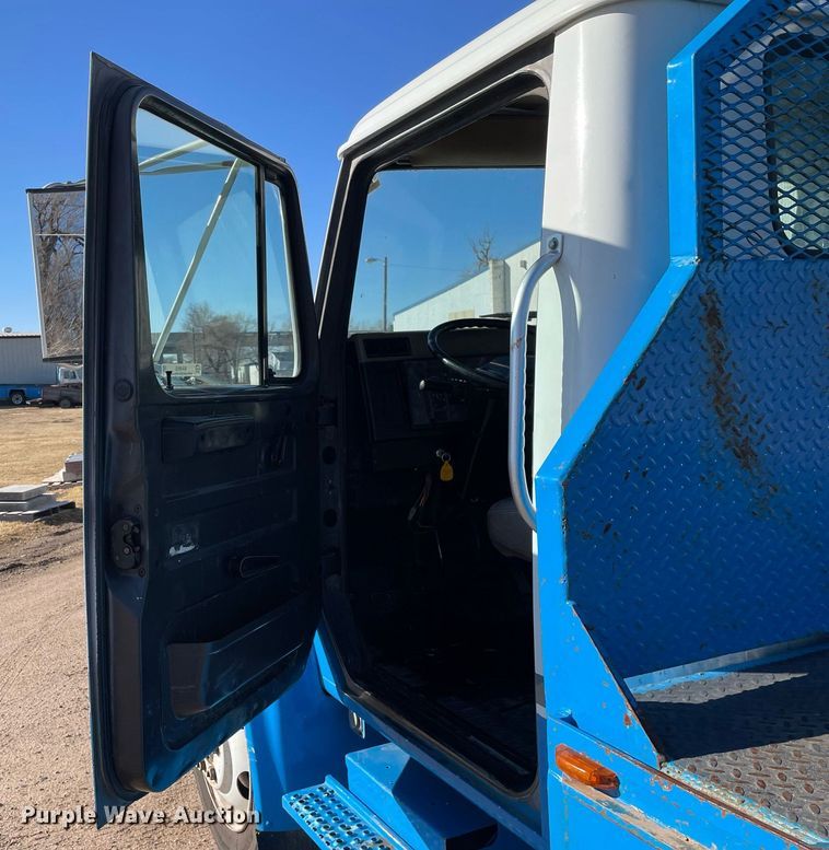 image for item MA9955 1995 International 4700  flatbed truck