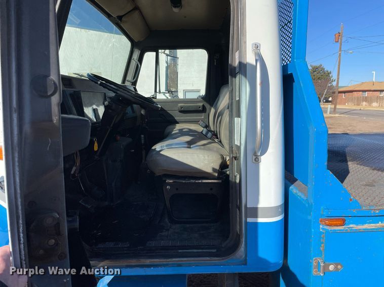 image for item MA9955 1995 International 4700  flatbed truck