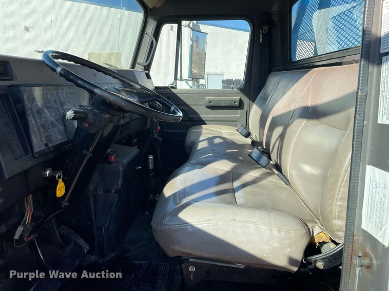 image for item MA9955 1995 International 4700  flatbed truck