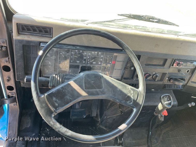 image for item MA9955 1995 International 4700  flatbed truck