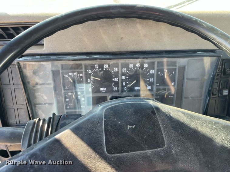 image for item MA9955 1995 International 4700  flatbed truck