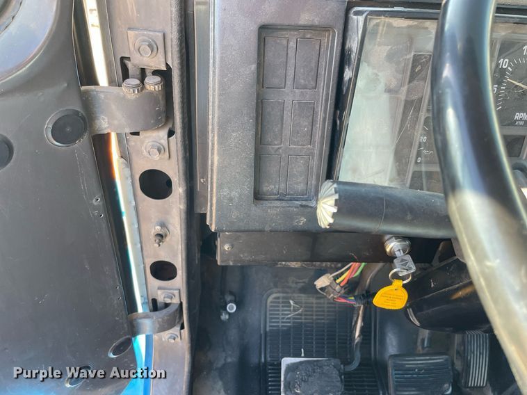 image for item MA9955 1995 International 4700  flatbed truck