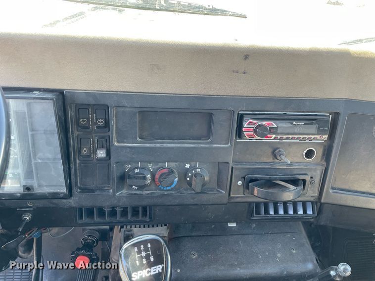 image for item MA9955 1995 International 4700  flatbed truck