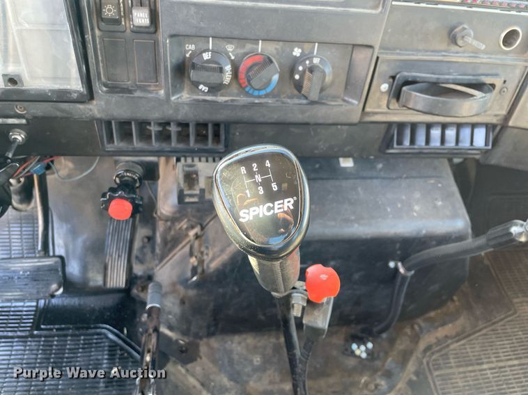 image for item MA9955 1995 International 4700  flatbed truck