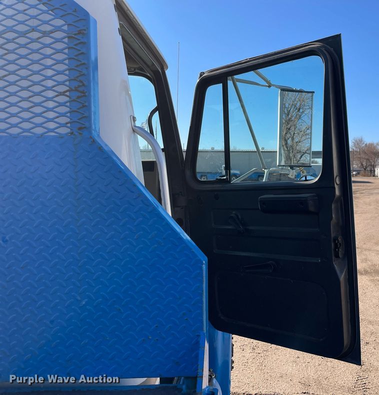 image for item MA9955 1995 International 4700  flatbed truck