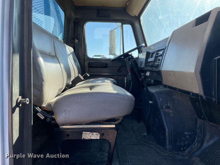 image for item MA9955 1995 International 4700  flatbed truck