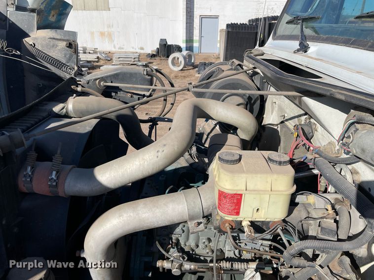 image for item MA9955 1995 International 4700  flatbed truck