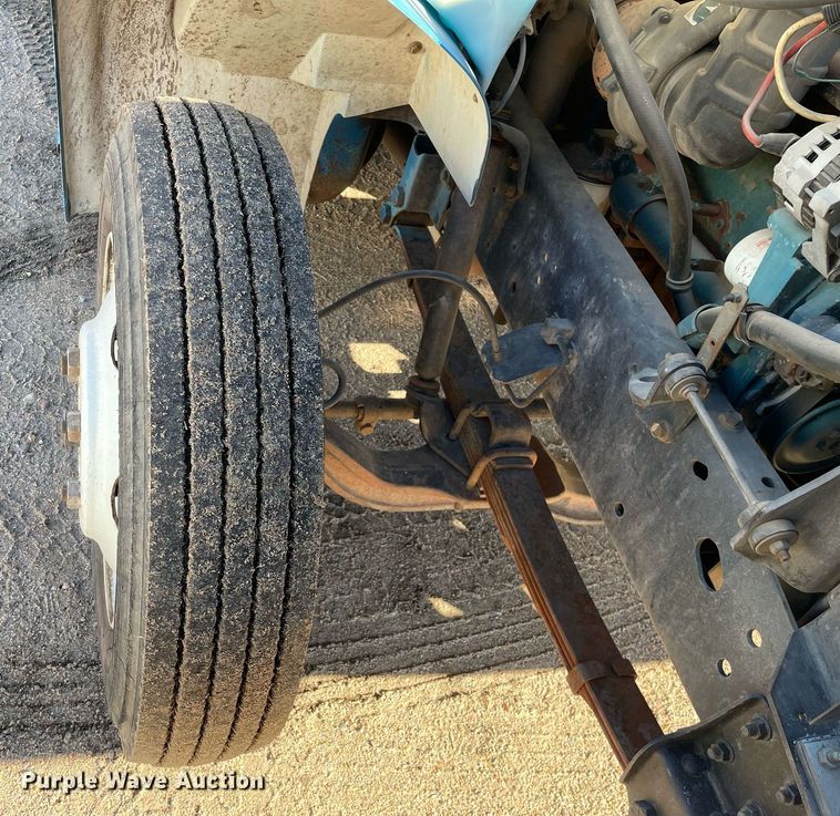 image for item MA9955 1995 International 4700  flatbed truck