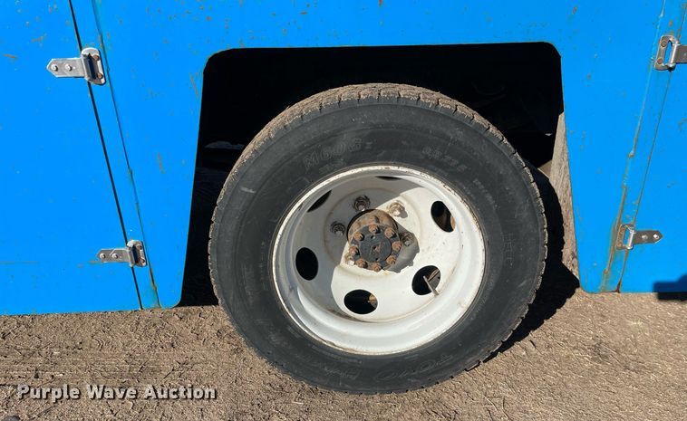 image for item MA9955 1995 International 4700  flatbed truck