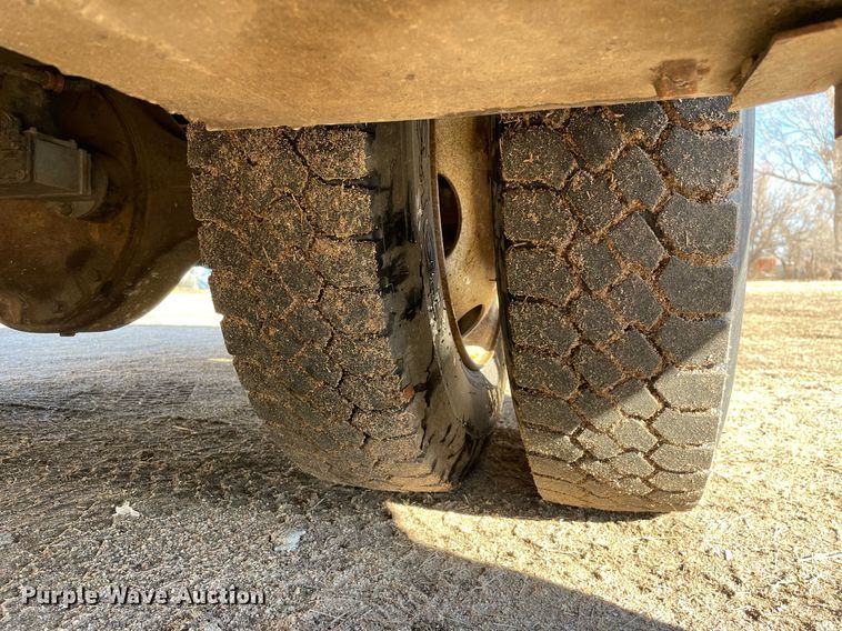 image for item MA9955 1995 International 4700  flatbed truck