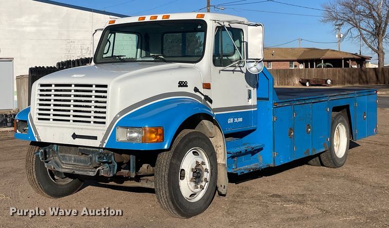 image for item MA9956 2001 International 4700  flatbed truck