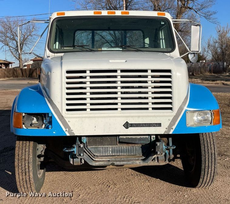 image for item MA9956 2001 International 4700  flatbed truck