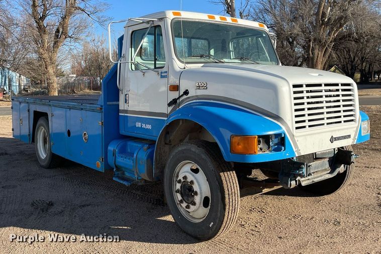 image for item MA9956 2001 International 4700  flatbed truck