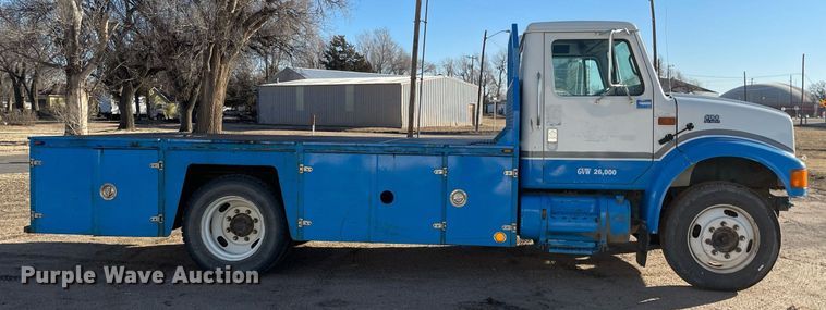 image for item MA9956 2001 International 4700  flatbed truck