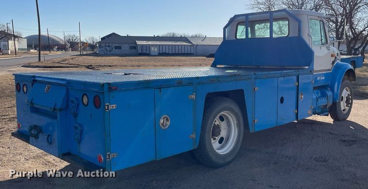 image for item MA9956 2001 International 4700  flatbed truck