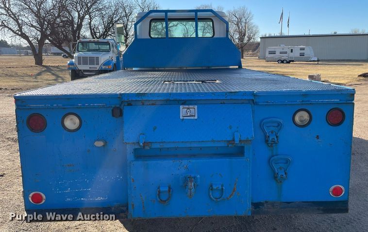 image for item MA9956 2001 International 4700  flatbed truck