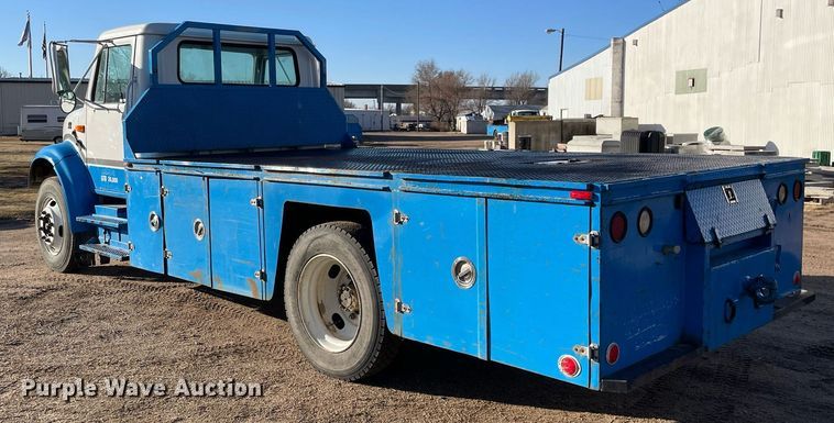 image for item MA9956 2001 International 4700  flatbed truck