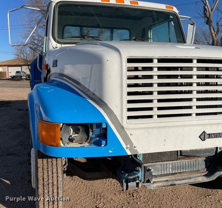 image for item MA9956 2001 International 4700  flatbed truck