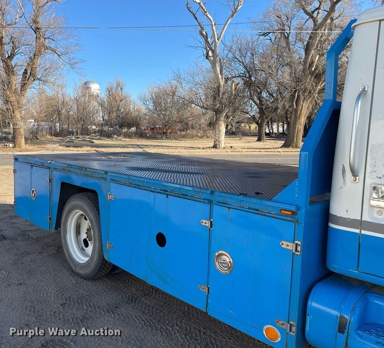 image for item MA9956 2001 International 4700  flatbed truck