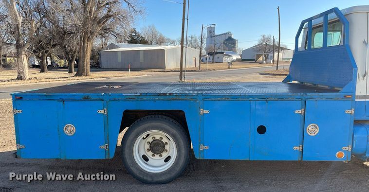 image for item MA9956 2001 International 4700  flatbed truck