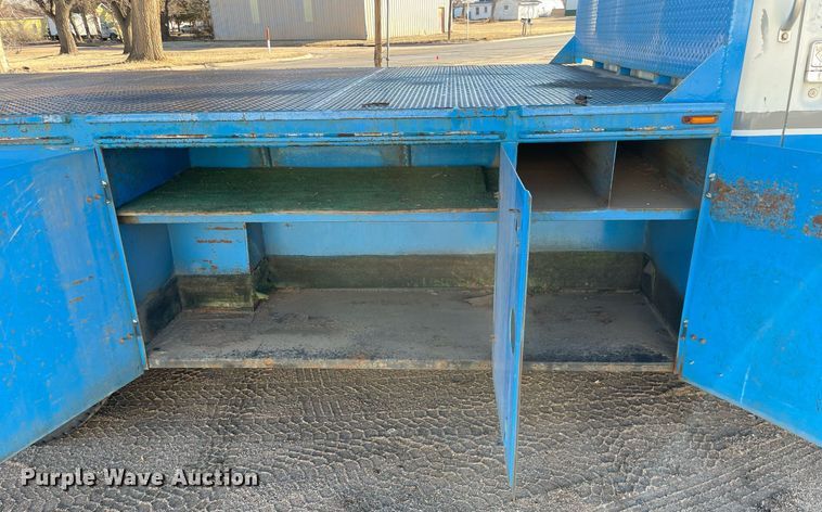 image for item MA9956 2001 International 4700  flatbed truck