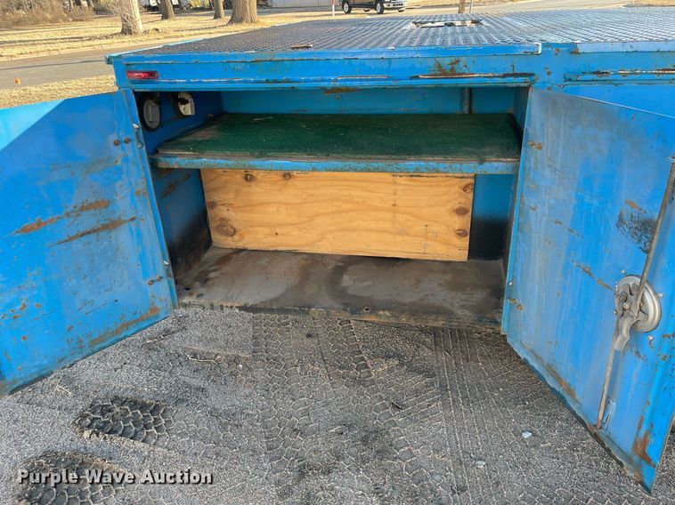 image for item MA9956 2001 International 4700  flatbed truck