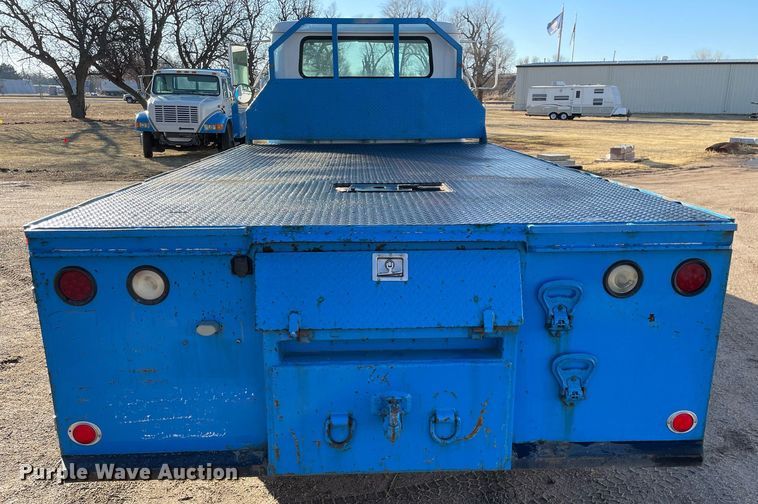 image for item MA9956 2001 International 4700  flatbed truck