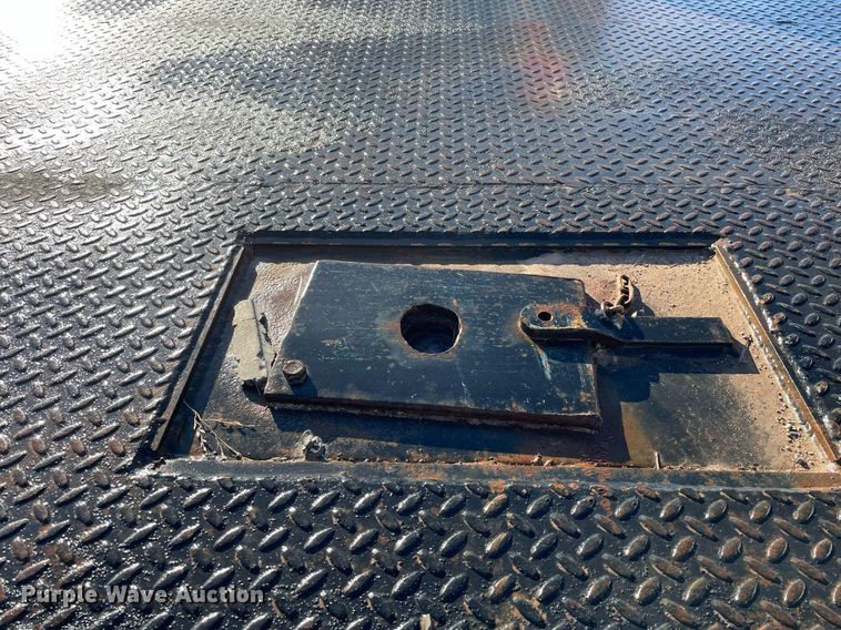 image for item MA9956 2001 International 4700  flatbed truck